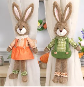Dettaglio di fermatende in peluche a forma di coniglietto pasquale arancione e verde