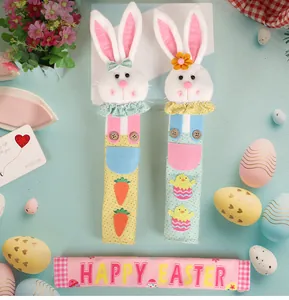Detalle de fundas de felpa para manijas de conejo de Pascua con bordado de Happy Easter