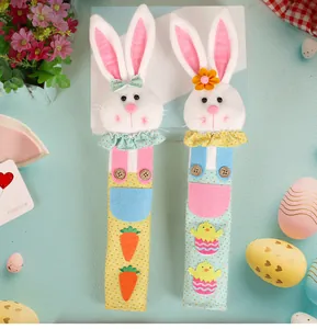 Detalle de fundas para manijas de refrigerador de conejo de Pascua con zanahoria y pollito