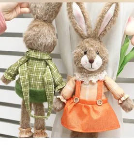 Dettaglio di fermatende in peluche a forma di coniglietto pasquale con abiti curati