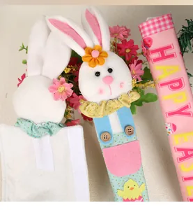 Detalle de funda para mango de nevera de conejo de Pascua con puntos y velcro