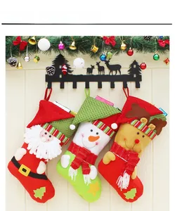 Détail de chaussettes de Noël avec Père Noël, bonhomme de neige et renne en 3D