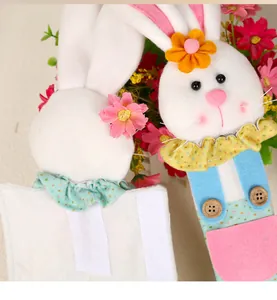 Detalle de fundas para asas de nevera de conejo de Pascua en felpa y velcro