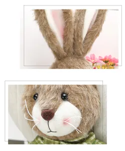 Dettaglio di coniglietto pasquale di peluche con orecchie lunghe e fiocco a quadretti