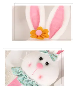 Detalle de la funda de mango de conejo de Pascua con peluche blanco, orejas rosas y lunares
