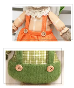 Dettaglio dei vestiti del coniglietto di Pasqua in peluche con camicie a quadri e bottoni