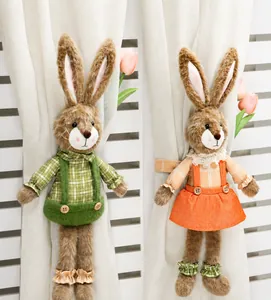 Simpatici fermatende a forma di coniglietto pasquale in peluche con abiti a quadretti