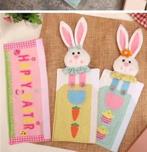 Detalle de tres fundas de tela de Pascua con conejitos 3D y texto Happy Easter