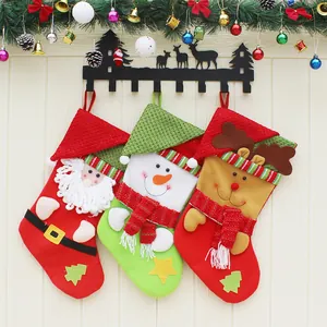 Lot de trois chaussettes de Noël avec Père Noël, bonhomme de neige et renne sur bois blanc