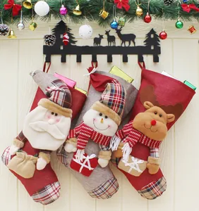 Dettaglio di calze di Natale appese con Babbo Natale, pupazzo di neve e renna in 3D