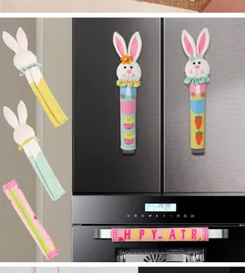 Detalle de fundas de tela para mangos de Pascua con texto Happy Easter para electrodomésticos
