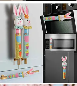 Detalle de fundas de felpa para manijas de refrigerador con conejito de Pascua y bordado