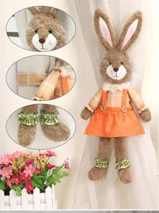 Dettaglio del fermatenda coniglietto pasquale con vestito a fiori e texture morbida