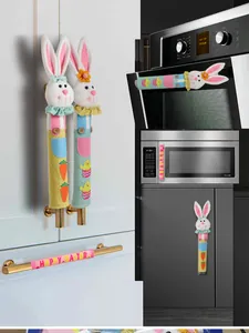 Detalle de fundas bordadas de conejo de Pascua para manijas de electrodomésticos