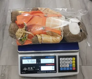 Λεπτομερής μέτρηση βάρους 416,6g για το λούτρινο πασχαλινό λαγουδάκι σε ζυγαριά