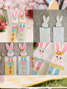 Detalle de fundas para asas de nevera de conejo de Pascua con zanahorias y velcro