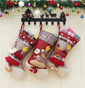 Detailansicht von drei Weihnachtssocken mit 3D-Weihnachtsmann, Schneemann und Elch-Motiven