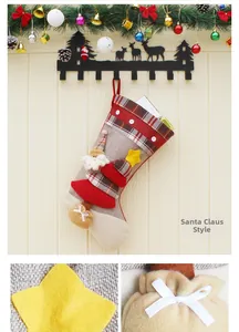 Detail eines Weihnachtsstrumpfs aus Sackleinen mit Weihnachtsmann und Stern-Dekoration
