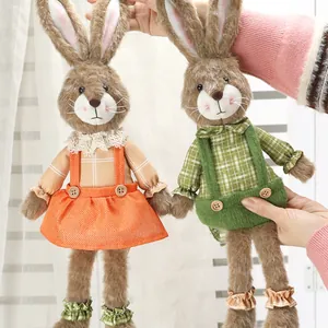 Fermatende a forma di coniglietto pasquale in peluche con vestiti rustici tipici