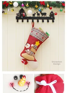 Nahaufnahme der Schneemann-Stickerei und Karodetails an einem Weihnachtsstrumpf