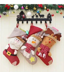 Dettaglio di tre calze natalizie con i personaggi di Babbo Natale, Pupazzo di neve e Renna
