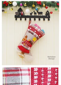 Details des Weihnachtsstrumpfs im Rentier-Stil mit Leinentextur und Karostoff