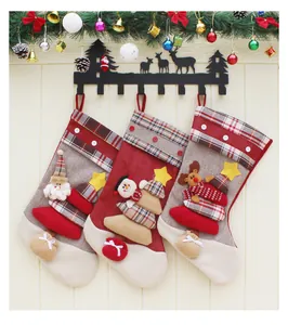 Detaillierte Nahaufnahme von Nikolausstiefeln mit 3D-Weihnachtsmann, Schneemann und Rentier