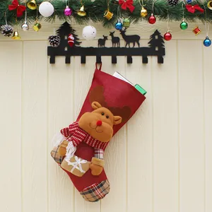 Calza di Natale grande con renna in peluche 3D e dettagli scozzesi su sfondo rustico