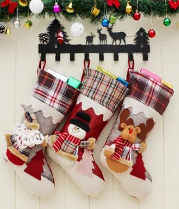 Lot de 3 chaussettes de Noël 3D avec Père Noël, bonhomme de neige et renne sur des crochets
