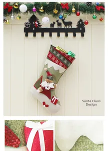 Detalle de un calcetín navideño de Papá Noel con borde de copos de nieve rojos y apliques 3D