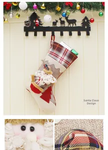 Détails de la chaussette de Noël 3D avec motif écossais et textures en peluche