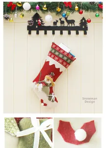 Detalle del calcetín de Navidad estilo muñeco de nieve en una pared de madera rústica