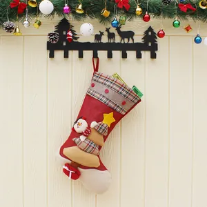Klassischer roter Weihnachtsstiefel mit Schneemann und Baum an einem Dekohaken