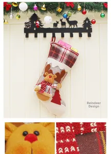 Détail de chaussette de Noël renne en peluche avec revers à carreaux et texture tricot