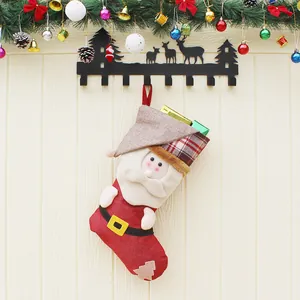 Calza natalizia festiva con Babbo Natale e scatole regalo per decorazione sospesa