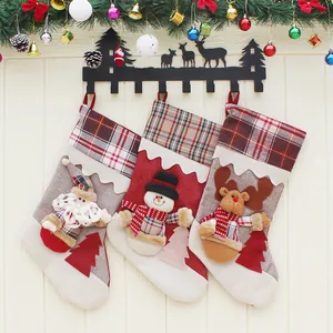 Lot de 3 chaussettes de Noël avec Père Noël, bonhomme de neige et renne en 3D au mur