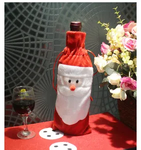 Dettaglio copribottiglia di vino Babbo Natale rosso in morbido peluche con coulisse