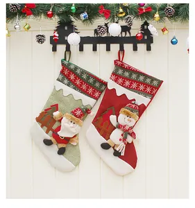 Dettaglio calze natalizie 3D con Babbo Natale e pupazzo di neve appese