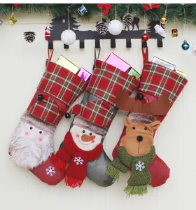 Detail von Weihnachtsstrümpfen mit Weihnachtsmann, Schneemann und Rentier in Karomuster