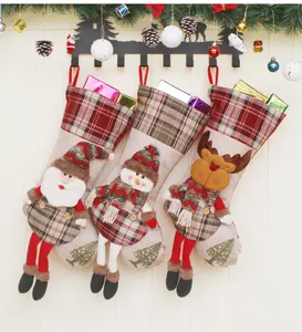 Set di 3 calze di Natale grandi con Babbo Natale, pupazzo di neve e renna a quadri