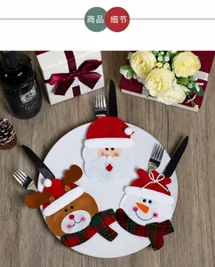 Feestelijke kerstbestekhouders met kerstman en rendier op een wit dinerbord