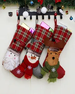 Dreiteiliges Weihnachtsstrumpf-Set mit 3D-Weihnachtsmann-Schneemann-Motiv auf Karo