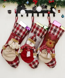 Drei 3D-Weihnachtssocken mit Weihnachtsmann, Schneemann und Rentier in Nahaufnahme