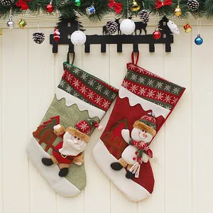 Calze di Natale in lino con pupazzi 3D di Babbo Natale e pupazzo di neve appesi