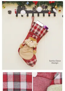Detalle de calcetín navideño de Papá Noel en lino rojo con borde de tela de cuadros