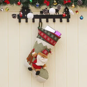 Calza natalizia rustica con Babbo Natale 3D appesa a una parete di legno