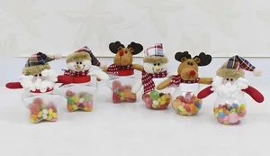 Détail de bocaux à bonbons de Noël transparents avec peluches de Père Noël et de renne