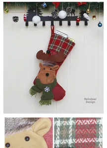 Detail eines roten Weihnachtsstrumpfes mit Karomuster, 3D-Rentier und Plüschtextur