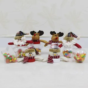 Détail de pots à bonbons de Noël en forme d'étoile avec des couvercles en peluche douce