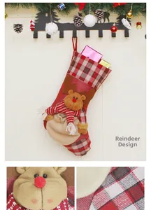 Detalle de calcetín navideño con reno de peluche 3D y borde de tela de cuadros rojos